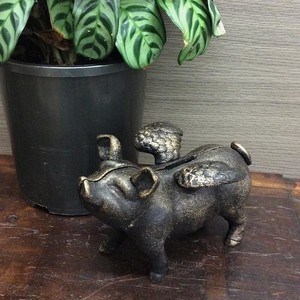 Louis flying pig money box